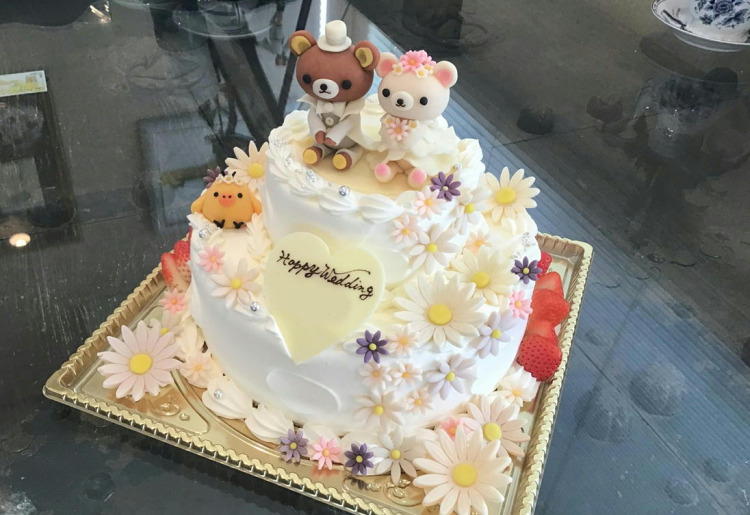 デザインケーキ　チョコ人形　チョコクラフト