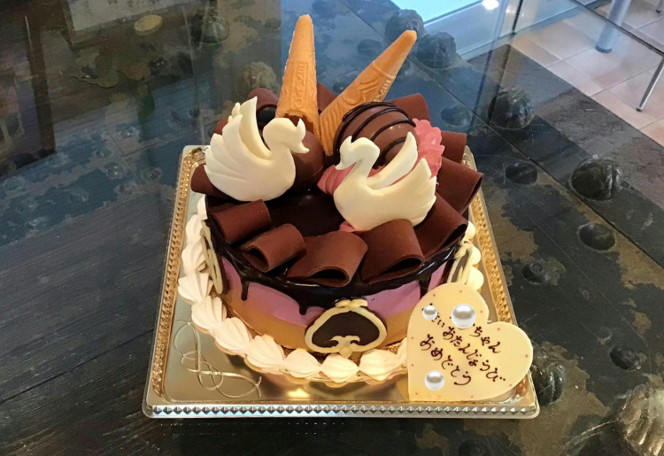 デザインケーキ　チョコ人形　チョコクラフト