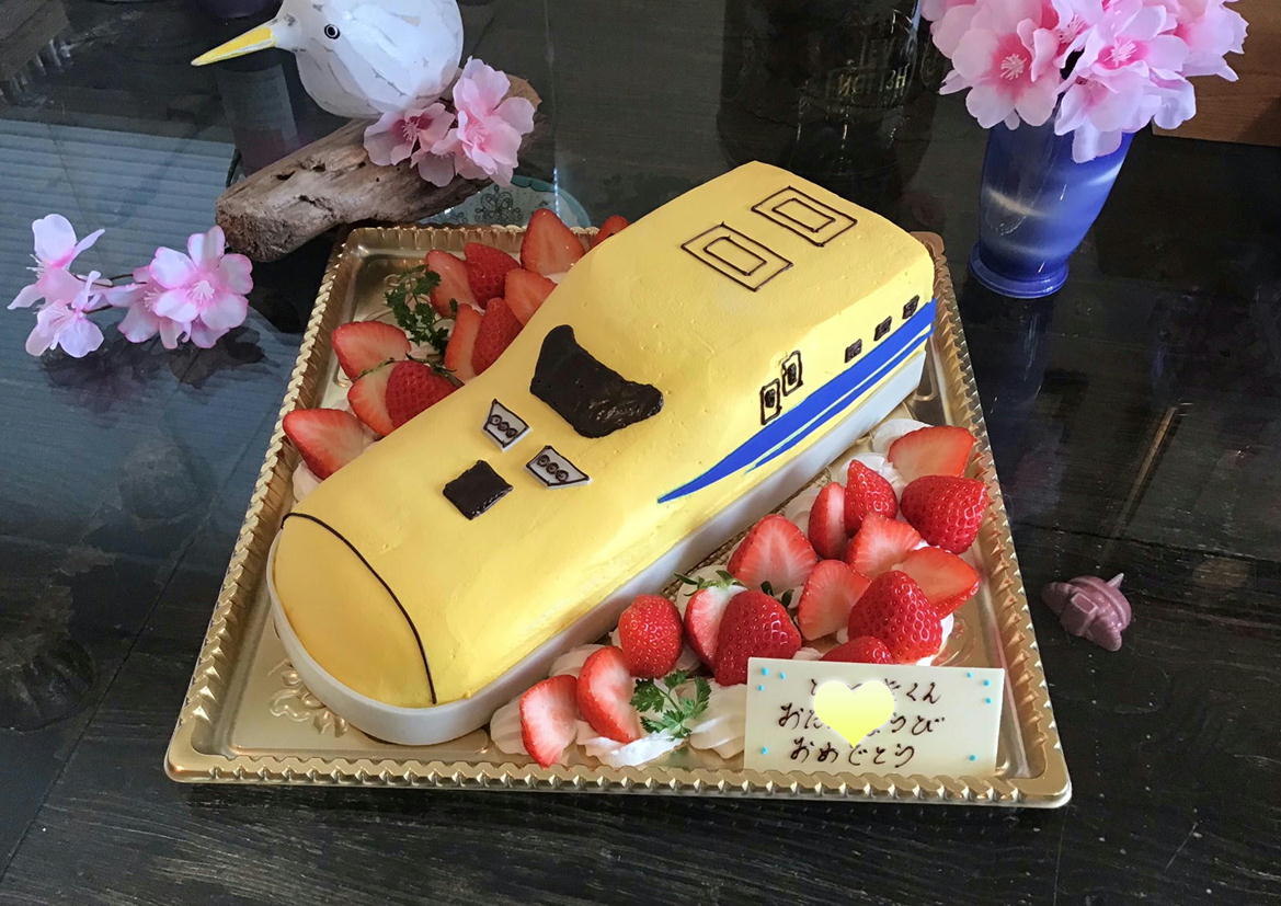 香川県ケーキ　高松市ケーキ　高松市ケーキ　パティスリーグレースケーキ　バースデーケーキ　お誕生ケーキ　3Dケーキ　キャラクターケーキ　鉄道ケーキ　新幹線ケーキ　ドクターイエローケーキ