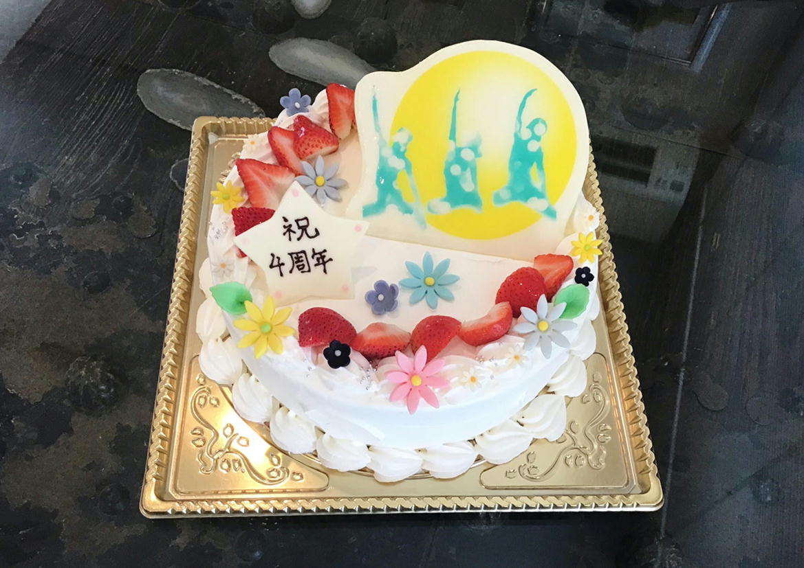 香川県高松市パティスリーグレース　プリントケーキ　お店ロゴケーキ　トータルフィットネススタジオ　リアン　４周年記念ケーキ　