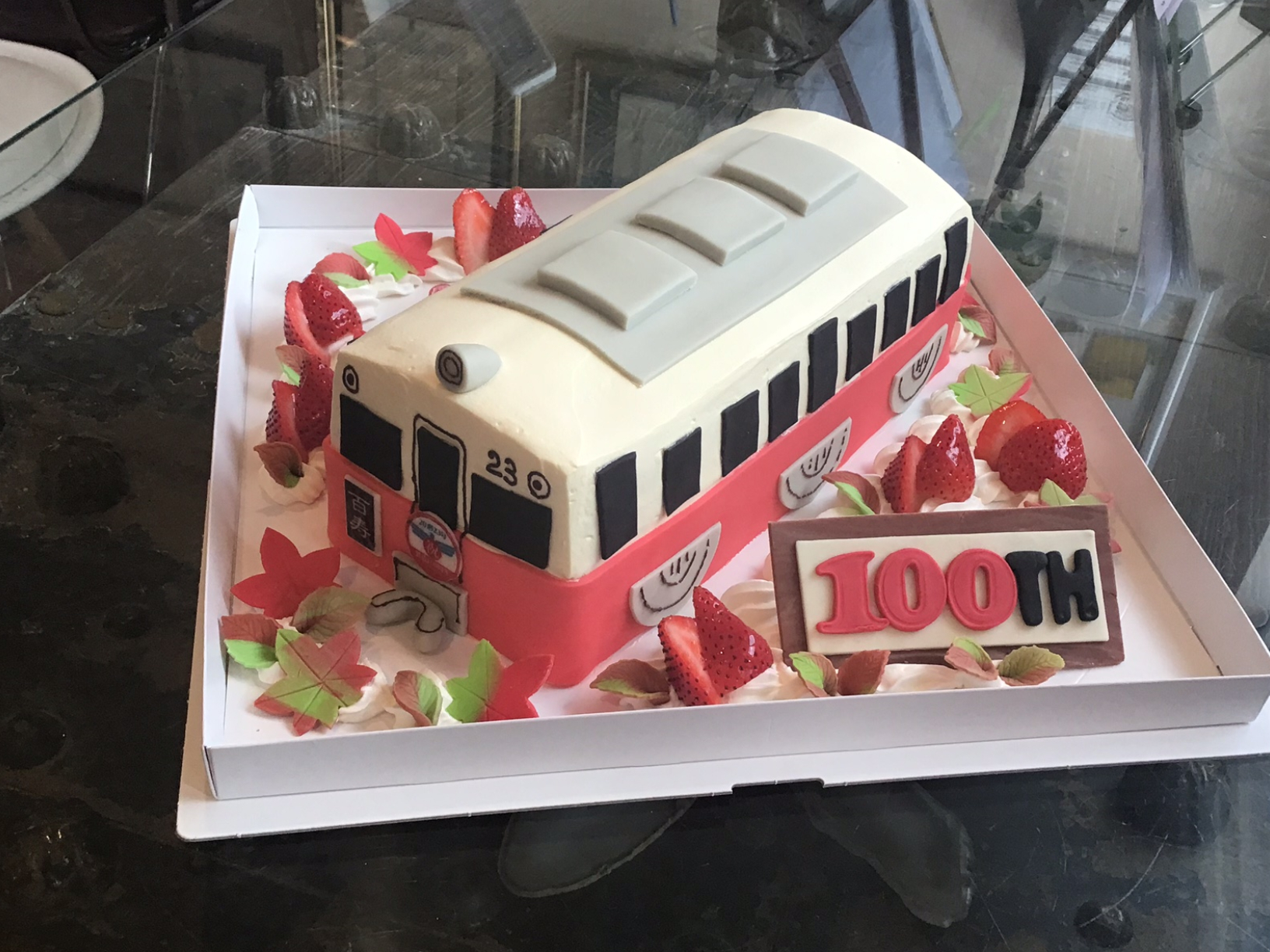 香川県高松市パティスリーグレース　３dケーキ　鉄道（ことでん）のレトロ電車、20形23号が製造から100年　記念ケーキ　九十九神　斜めアングル