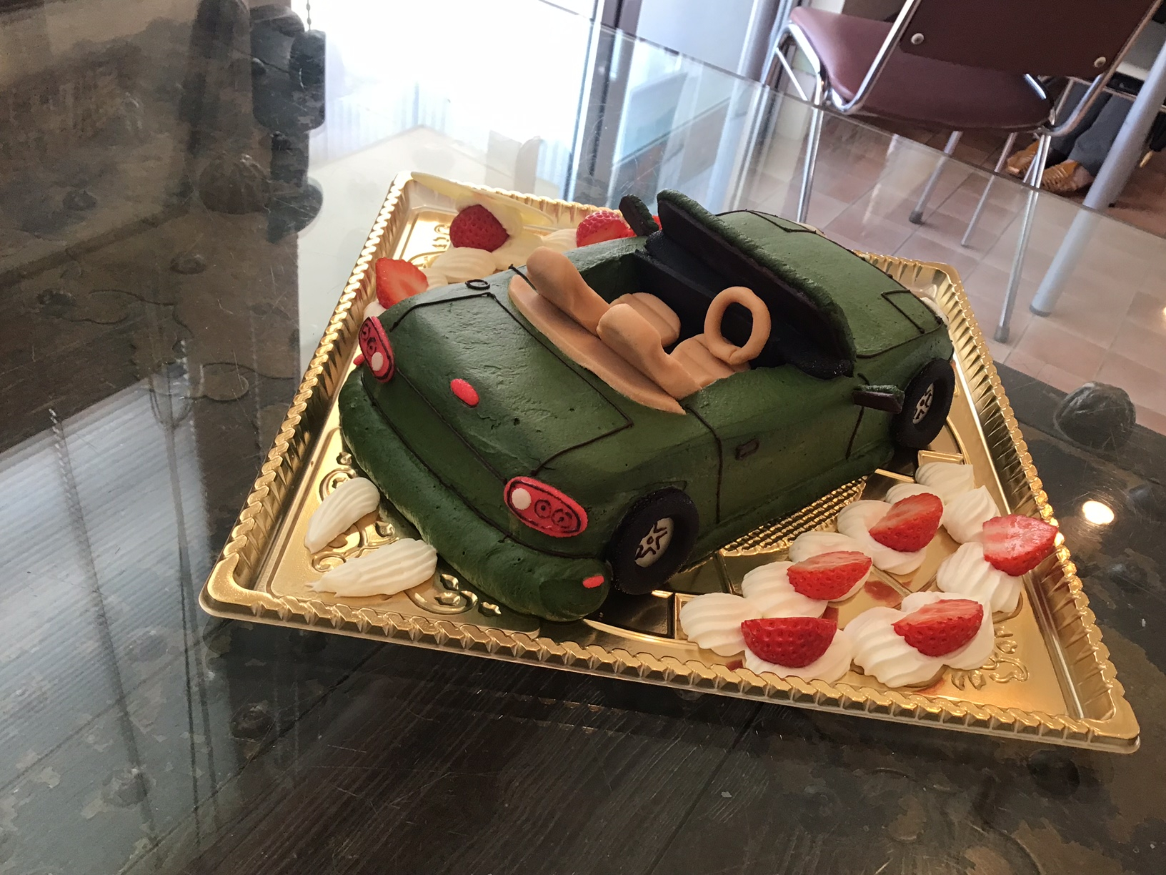 香川県ケーキ 高松市ケーキ パティスリーグレース バースデーケーキ 立体ケーキ 3Dケーキ ロードスターケーキ 車ケーキ 走り去る図 旅色ケーキ