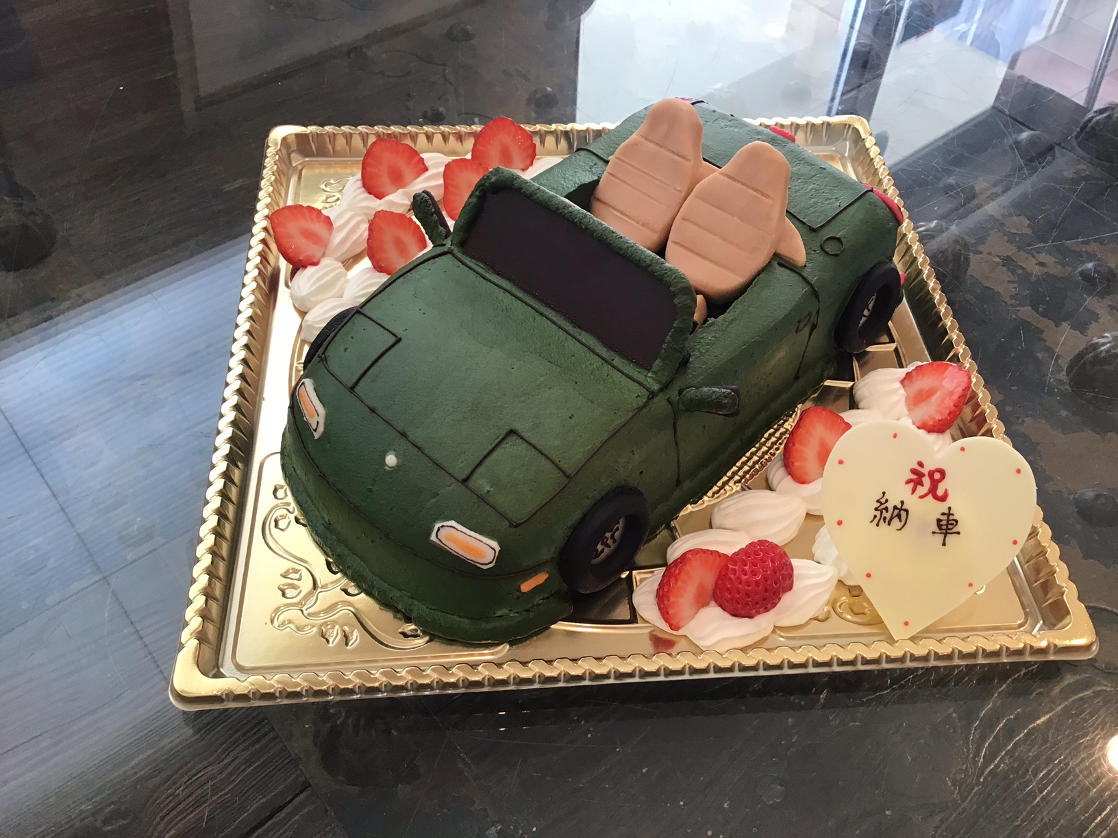 香川県ケーキ 高松市ケーキ パティスリーグレース バースデーケーキ 立体ケーキ 3Dケーキ ロードスターケーキ 車ケーキ 正面図 旅色ケーキ