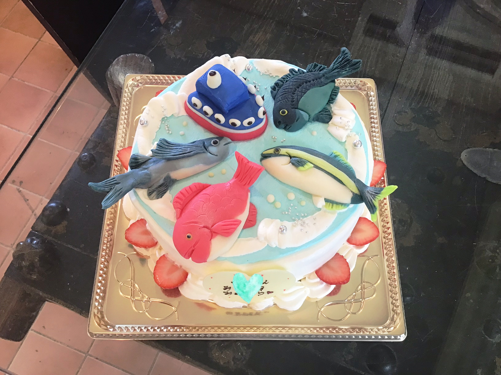 香川県ケーキ 高松市ケーキ パティスリーグレース チョコ人形ケーキ チョコクラフトケーキ 魚ケーキ 魚チョコ 釣り船チョコ 釣りケーキ バースデーケーキ お誕生日ケーキ