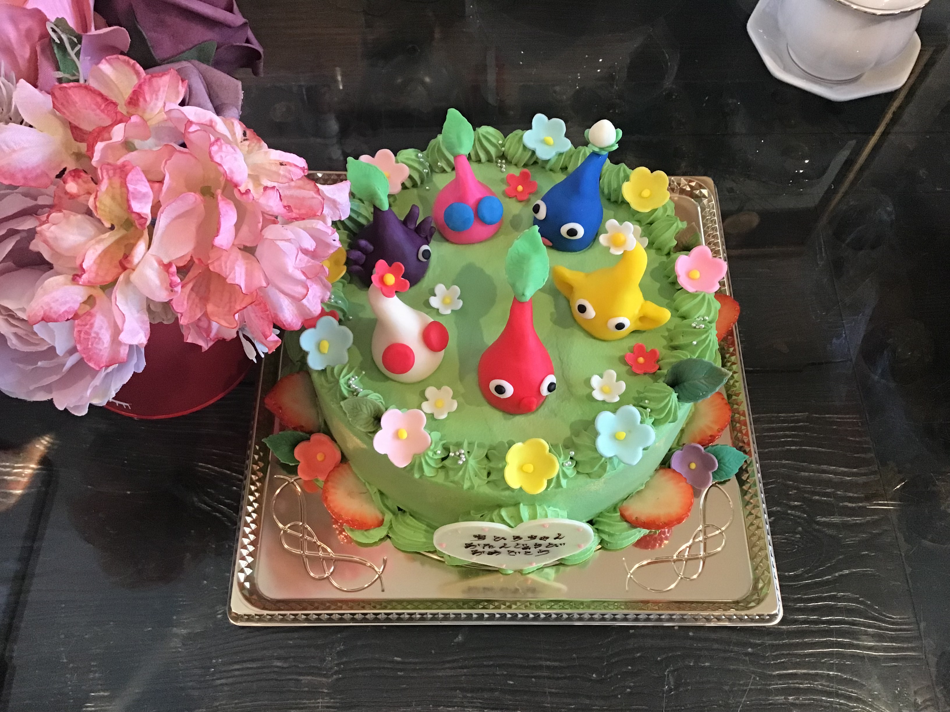 香川県高松市　パティスリーグレース　キャラクターケーキ　チョコクラフトケーキ　人形ケーキ　ピクミンケーキ　　バースデーケーキ